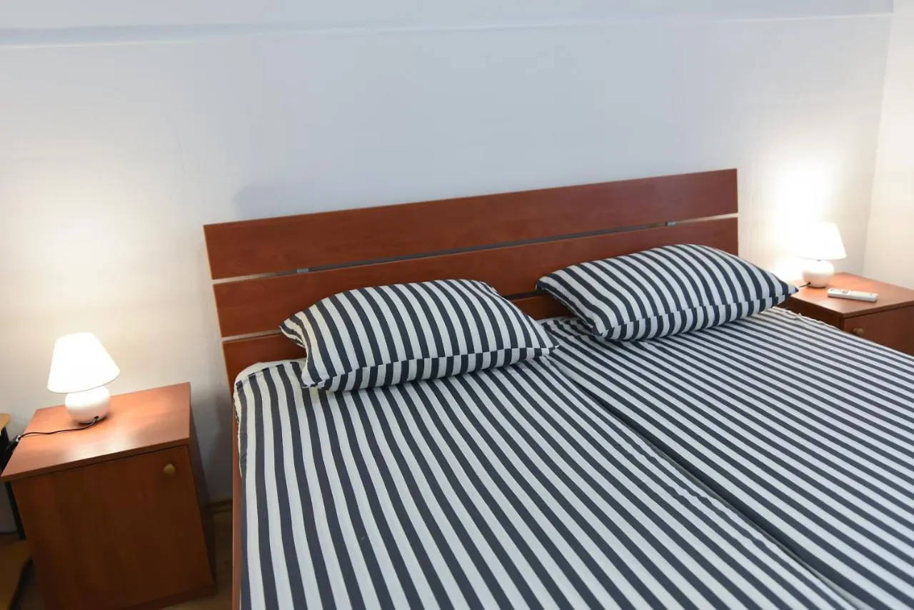 Brsec Villa Anda S Apartmanima I Bazenom 0*,