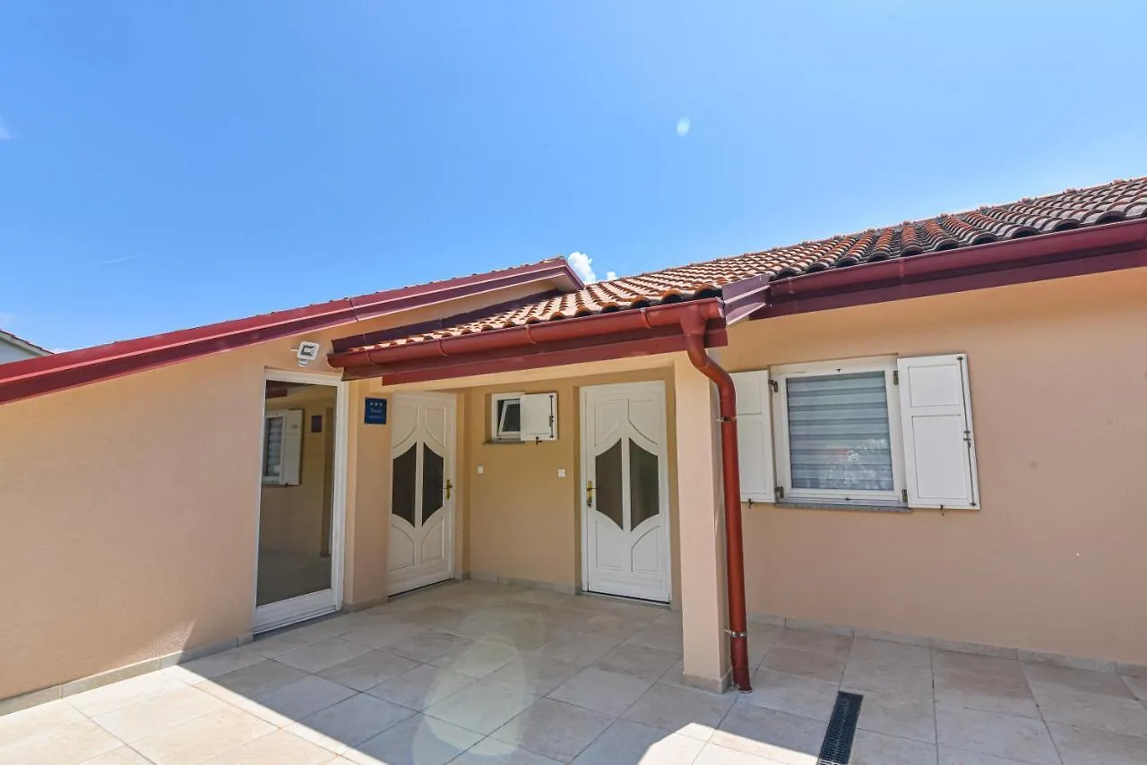 Brsec Villa Anda S Apartmanima I Bazenom 0*,