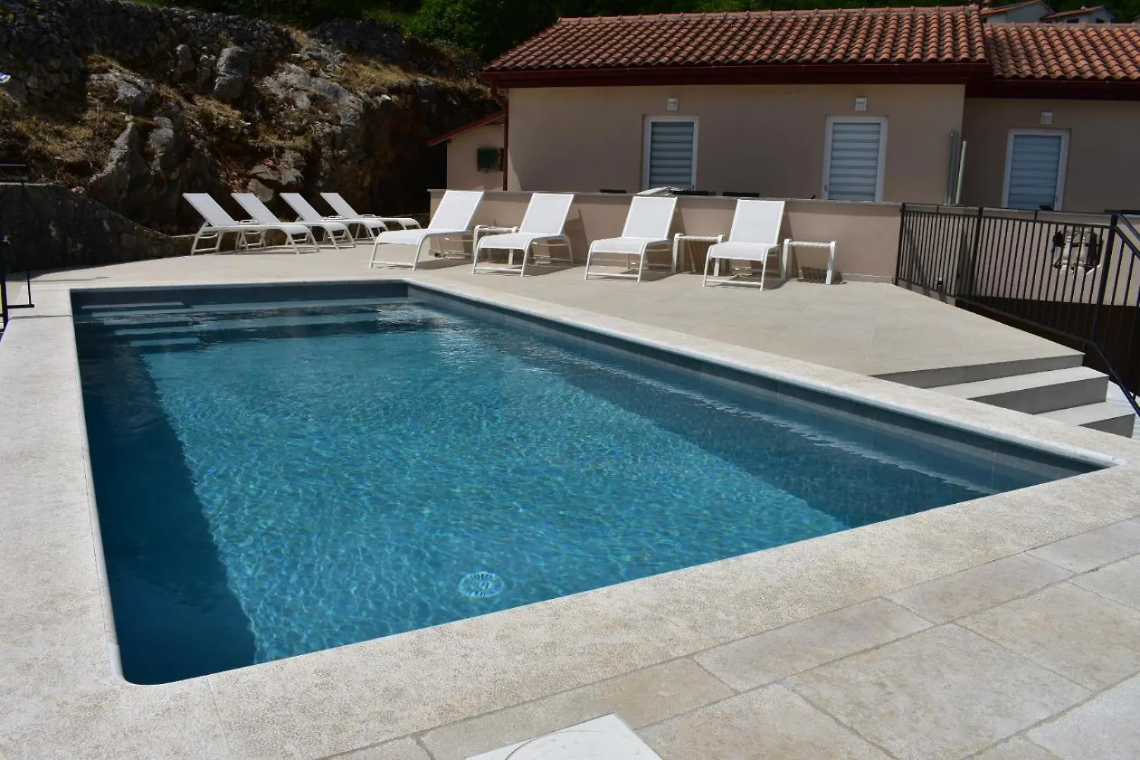 Brsec Villa Anda S Apartmanima I Bazenom contacts